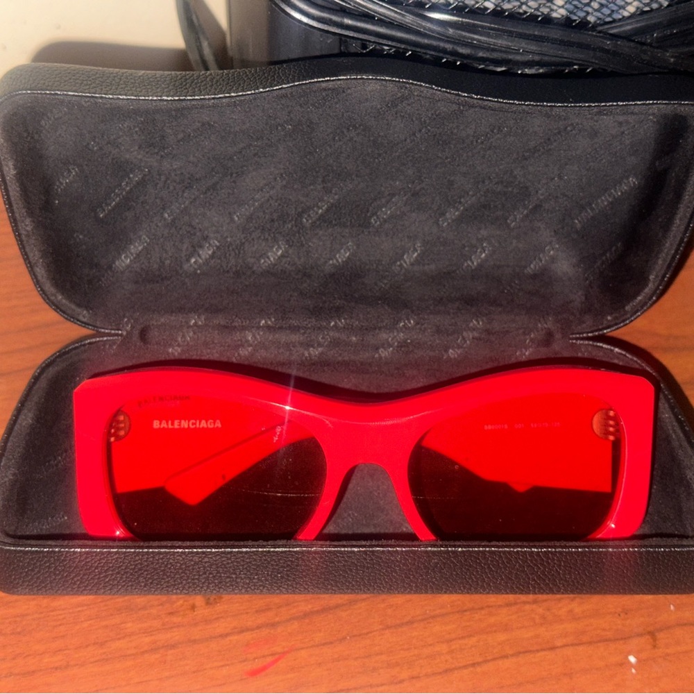 I’m selling these balenciaga sunglasses I don’t know what size they is tho !